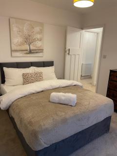 3x Double, 2x Bathrooms, Central & Parking - 0