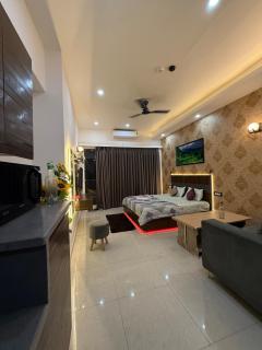 Cozy Modern SkyStay in Gaur City centre - 3