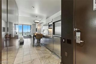 Palms Place Hotel HighFloor StripView with Balcony - 6