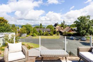 Relax at Rainbow Point - fabulous Taupo holiday home - 8