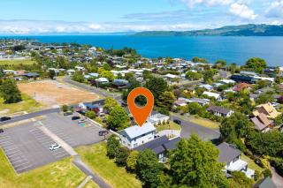 Relax at Rainbow Point - fabulous Taupo holiday home - 4