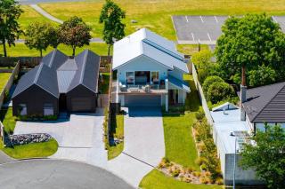 Relax at Rainbow Point - fabulous Taupo holiday home - 3