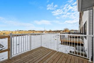 Luxury Family Retreat with Games, King Bed and Garage - 1