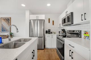 Luxury Family Retreat with Games, King Bed and Garage - 5