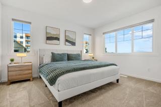 Luxury Family Retreat with Games, King Bed and Garage - 8