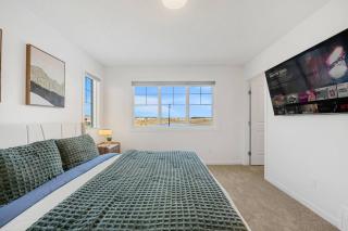Luxury Family Retreat with Games, King Bed and Garage - 2