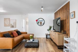 Contemporary 4BR Home in Prime Upper Mount Gravatt - 1