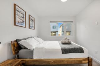 Single Detached Full House with Ping Pong King Bed and Garage - 4