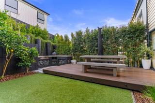 Spacious Coastal Luxe Home with Sea View and Parking - 6