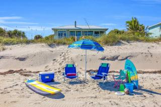 Oceanfront Escape - Private Beach Access - Game Room - Bikes - Surfboard - 9