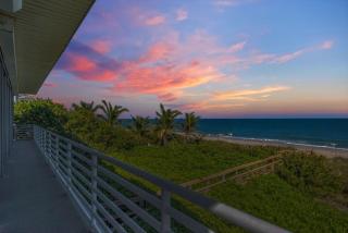 Oceanfront Escape - Private Beach Access - Game Room - Bikes - Surfboard - 4