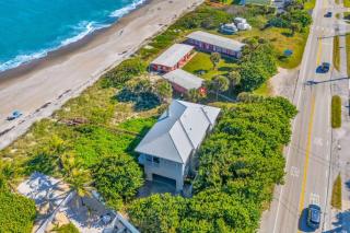 Oceanfront Escape - Private Beach Access - Game Room - Bikes - Surfboard - 7
