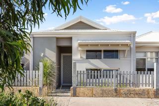 Coastal Beauty in Alkimos - 9