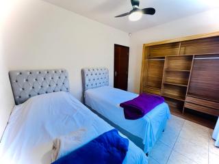 Casa Vintage 5 Quartos, Gramado frente e fundos , Roupas de cama completo , 4 Garagens, 9 camas - 6