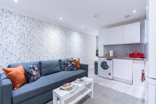 3 BR Apt By Plotseeker Short Term Rental London - 9