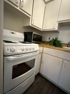 1BR Nightlife & Concordia - Comfortable Wifi Workspace - 4