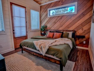 Luxury Winter Cabin! Hot Tub - Fire Pit - Decks - Game Room - 5