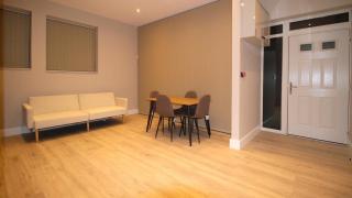 Spacious One Bedroom Flat With Parking - 5