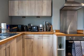 2BR City Flat - Sleeps 8 - Balcony With View - 3