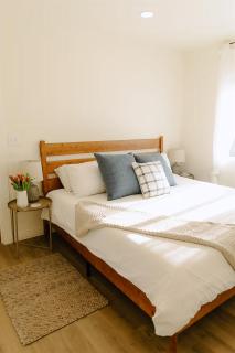 Cozy Downtown Havens - 7