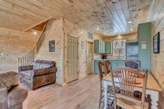 Cozy, Luxurious Fox Den in the Shenandoah Valley - 4