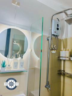 Cozy Condo with Balcony and Bay view plus PS4 at Taft Malate - 5