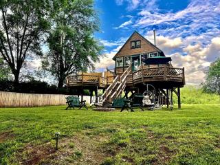Intimate Riverside Treehouse Cabin Escape, Hot Tub, Mountains, and Starlit Nights - 0