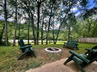 Intimate Riverside Treehouse Cabin Escape, Hot Tub, Mountains, and Starlit Nights - 6