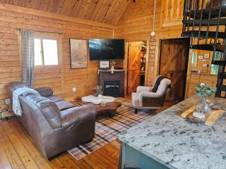 Intimate Riverside Treehouse Cabin Escape, Hot Tub, Mountains, and Starlit Nights - 2