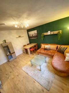 Voll ausgestattete 3 Zimmer Wohnung mit 2 Schlafzimmer - 1