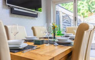 Hot Tub and Garden Spacious Unique 3 Bed House - 4