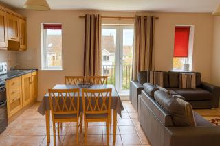 Quiet 2-Bed Suburb Stay, Free Parking & Near City - 8