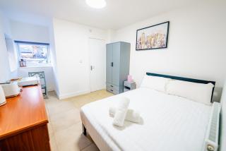 Cardiff Studio Escape with Balcony and WiFi - 9