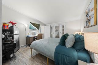 Entire Private Studio with King Bed, Bathroom, 1 Parking, Available Now - 4