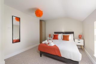 Large 4-Bedroom House in Banbury - 3