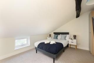 Large 4-Bedroom House in Banbury - 1