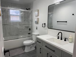 North Barrie !D Stylish and Cozy Private Bedroom with Shared Bathroom - 3