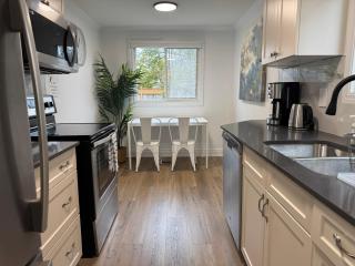 North Barrie !D Stylish and Cozy Private Bedroom with Shared Bathroom - 2