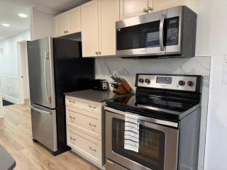 North Barrie !D Stylish and Cozy Private Bedroom with Shared Bathroom - 1