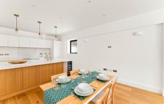 3bd Stylish Modern l FREE Parking - 2