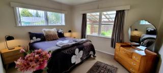 Quiet cul de sac, close to Abel Tasman - 0