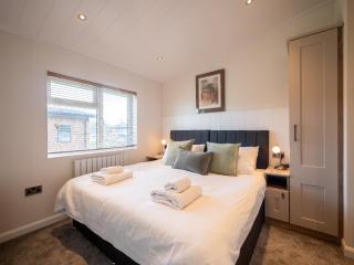 Modern lodge on golf course with spa facilities - 7