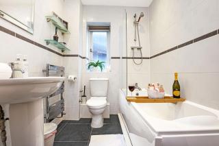 6BR Home Group and Contractors Stay Sleep 9 - 6