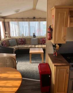 L&g caravan hire 79-5 Coral beach 8 berth LEAD PERSON MUST BE OVER 30 MAX 4 ADULTS - 7