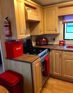 L&g caravan hire 79-5 Coral beach 8 berth LEAD PERSON MUST BE OVER 30 MAX 4 ADULTS - 5