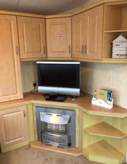L&g caravan hire 79-5 Coral beach 8 berth LEAD PERSON MUST BE OVER 30 MAX 4 ADULTS - 6