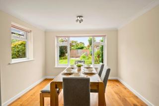 Stylish 3 Bed House l Free Driveway Parking - 7