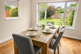 Stylish 3 Bed House l Free Driveway Parking - 5