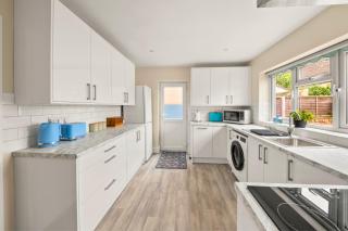 Stylish 3 Bed House l Free Driveway Parking - 6