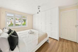 Stylish 3 Bed House l Free Driveway Parking - 4